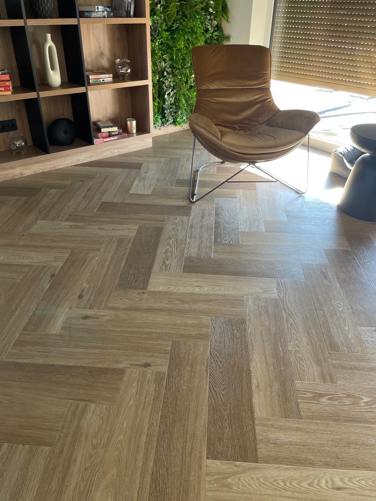 Podłoga winylowa LVT w jodełkę w salonie