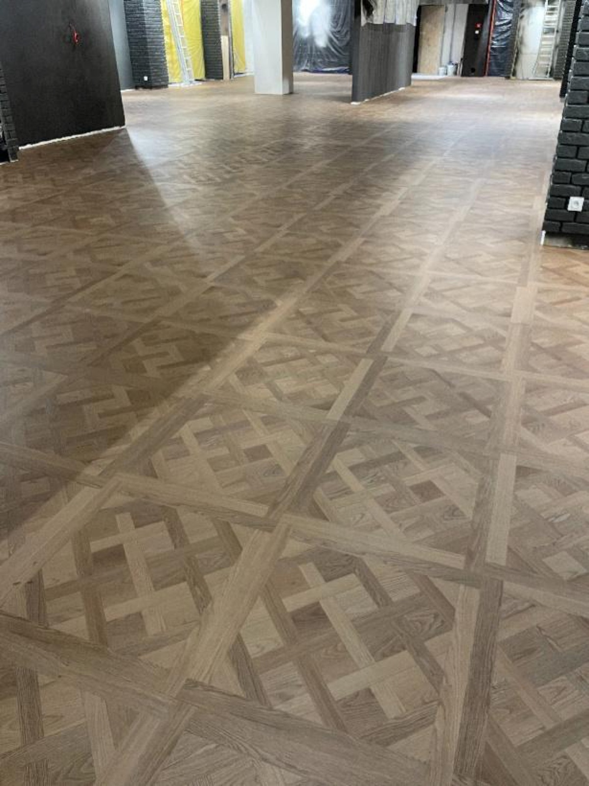 Podłoga LVT we wzór francuski w obiekcie komercyjnym