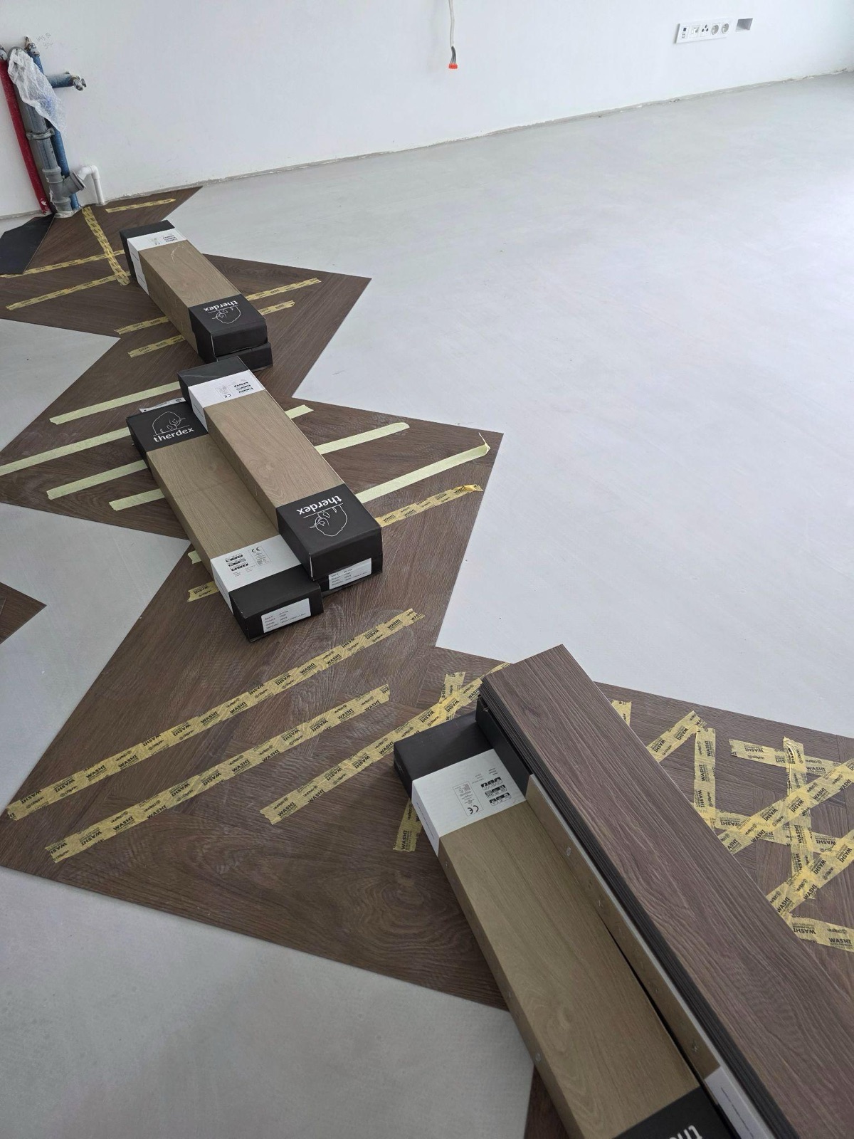Rozkładanie klepek LVT w jodełkę przed klejeniem